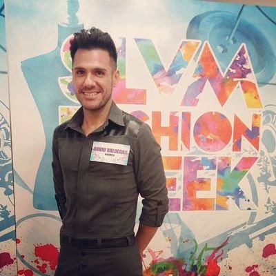 MAQUILLADOR  PROFESIONAL Y DISEÑADOR, nací en jaén, complete mis estudios de maquillaje en malaga y me forme como diseñador en granada.