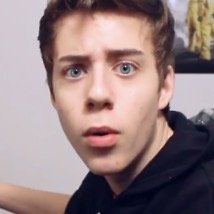 queria entender por que sou tão viciada em youtubers,mas não tem por que,devo ter batido em todas as crianças do colégio pra me castigarem tanto