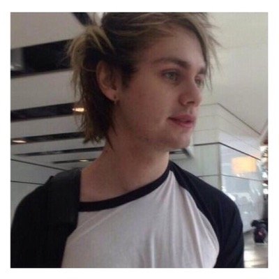 your favourite loves you 
@GOTHlCLIFFORD