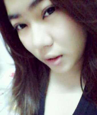 ชื่อพลอย อยู่กรุงเทพ อายุ18ปี สถานะมีแฟนแล้ว. 3 :))