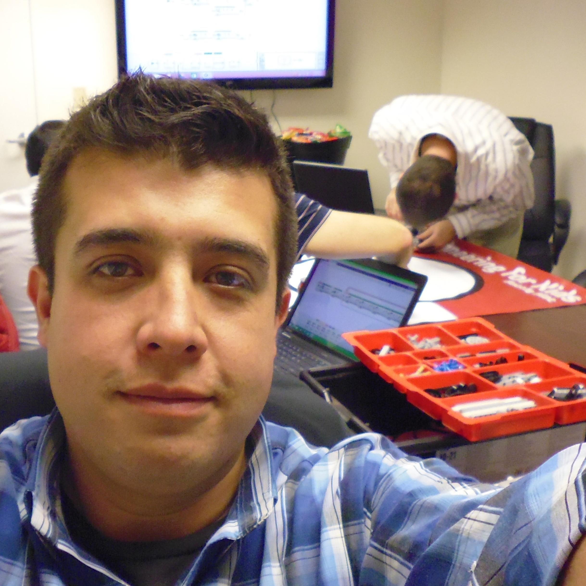 CarlosAvilaTech's profile picture. Integrador de Medios | Profe | Ingeniero |  EduMaker | Geek | Servidor @supresencia | https://t.co/39yWeFO17i