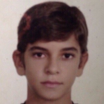 um mini menino orelhudo