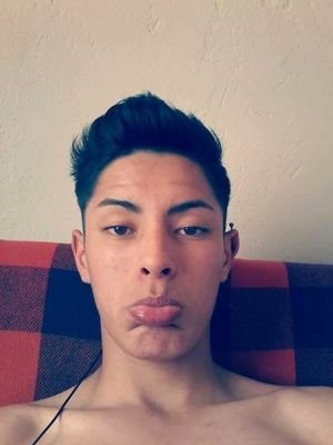 Bueno tengo 18 años soy super buena onda  :3 me gusta jugar Fútbol , pool  *-* me la paso metido en WhatsApp .. me gusta conocer gente nueva y me gusta el tipo