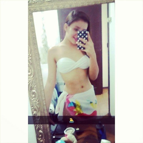 Aquela menina, moça estranha por fora  e completamente louca por dentro.   http://t.co/jGY6Ok0wBP
