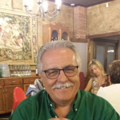 Cuatro palomas volaron                           de tus heridas del pecho y a los puntos cardinales                     se llevaron tu gran sueño.