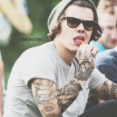 Larry is real and bitches are fake, but I'm that fan account that falls in the middle of it all. | Used to be skittlirry | Personal: @Luke5SOS