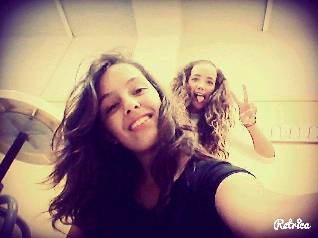 Chica loca. Del 99. Siempre firme ante cualquier cosa. Ama la música. Instrumento favorito, batería. Frase: ~Vivo por ti y muero por tus besos~ (Mohamed♥)