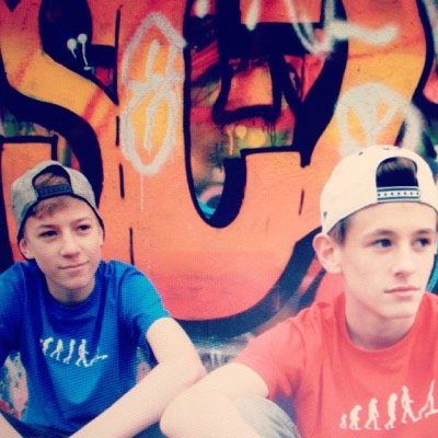Guten Tag Kumpel, Wir sind RollBrett Tv bestehend aus Niklas und Dominik. Schaut vorbei auf Youtube: RollBrett Tv.Über ein Abo würden wir uns freuen. Glück auf!