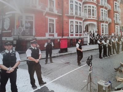 @Wikileaks Supporters. Free editor Julian #Assange. Detained 4 yrs without charge. FAQ: http://t.co/jlqFWqDzJR