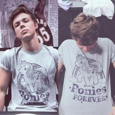 plz get Ashton Irwin to follow me i have been trying for a whie now but on another account so plz get him to follow me.
