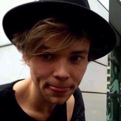 FOLLOW @hemmmoxo ! youre welcome for the free follow ❤️❤️❤️❤️