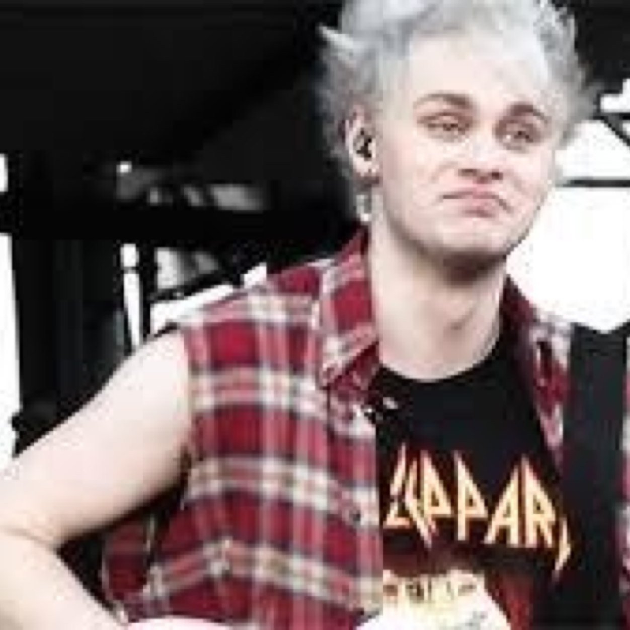 I want a 5sos follow...  I am half way up Michael's cant turn back now. Rt link please