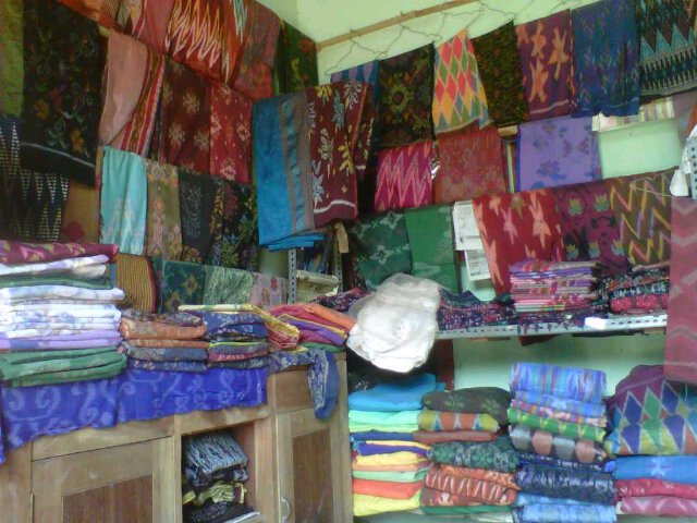 Pengrajin tenun ATBM