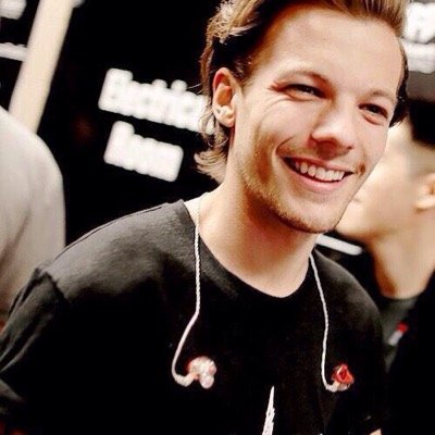 hotafIwtgirls's profile picture. dm me your favorite louis girls with their name, @, and photo :)