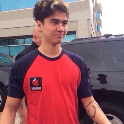 be a lad and follow @heylukes if you already follow you deserve pizza
