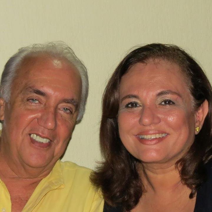 Medico Cirujano  Administrador, Epidemiólogo,  Gerente Hospitalario,   enamorado de los idiomas,  buena música,  leer un buen libro y escribir sin pretensiones