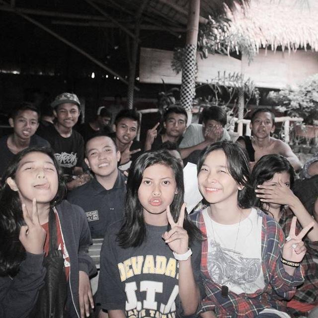 chaca anaknya bpak roo suka yang anaeh* gg demen pecicilan :3 seng rara gg demen