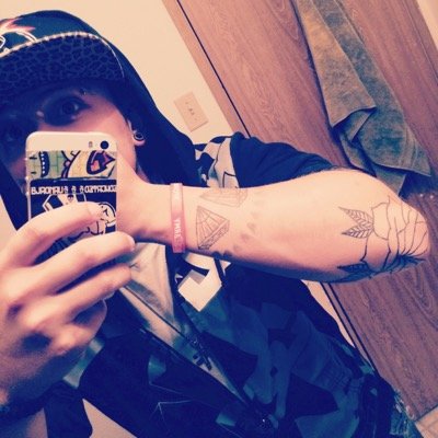 Single, 25, Tattoos, Piercings, PNW, adventures