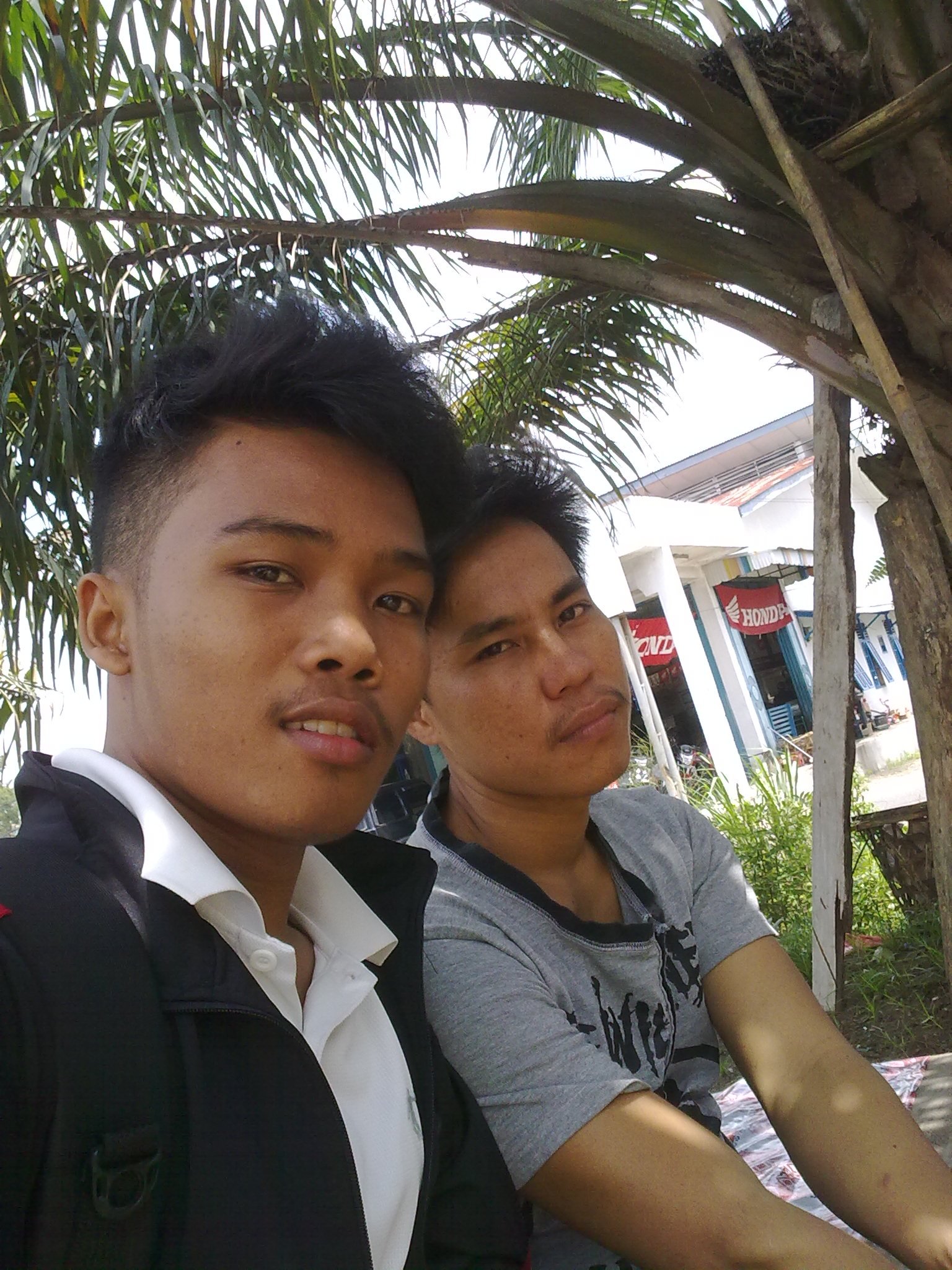 Bhgia itu kta yg ciptain, bkn mreka, mreka gk tau gmn kta. Kta kn slalu brdua n gk akn ada yg prnh misahin kta, kta pny cra kta sndri n kta pny dunia kta sndri.