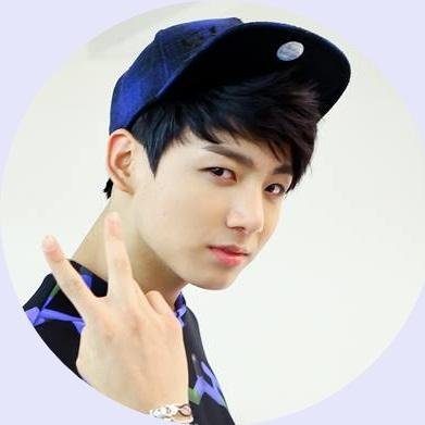 I'm the one and only Golden Maknae. 나는유일한 황금 막내 입니다 .