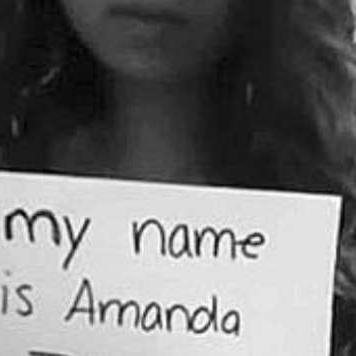 AMO l'AMORE, AMO la musica di EROS, ODIO IL BULLISMO, che ha lasciato segni profondi in me. Diciamo INSIEME NO AL BULLISMO e alla VIOLENZA