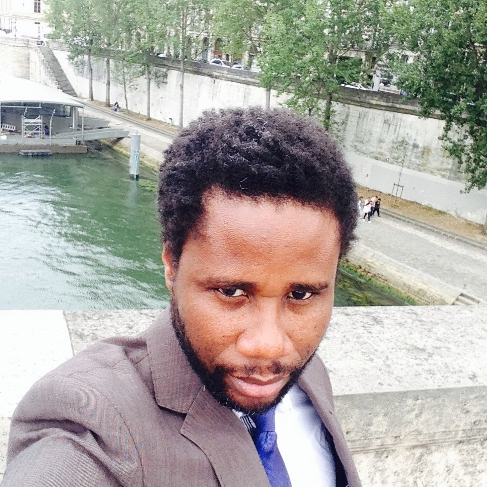 Avocat
                         Droit des affaires et de l'immobilier. 
              Business & Corporate Law