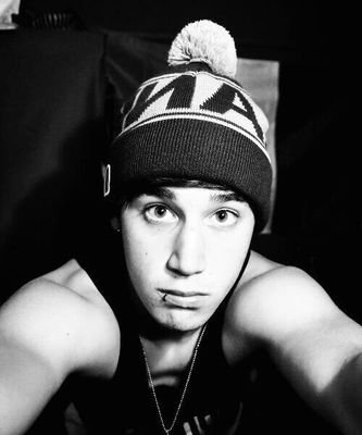 follow @fandomsbiatch please and if you already follow ily