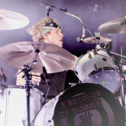 PLEASE GO FOLLOW @AshtonHugz ASK FOR A FOLLOW BACK3