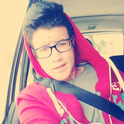 Mas grande que yo el suelo y lo estoy pisando. || Siempre me veras riendome, nunca triste porque soy una persona feliz. || Actor.