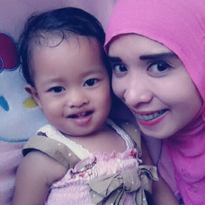 akuh lucu,imut,ngegemesin,pintar dan sllu bikin org tertawa krn tingkah q,krn usia q baru 1th,bunda q wanita karir yg tangguh & sabar,ayah q pria yg penyayang,