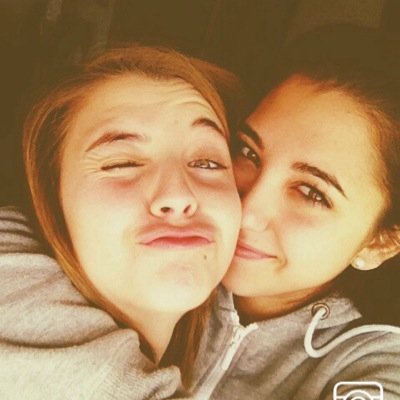 Vicky_Campos_'s profile picture. Y yo, que odio la vida con timidez, temo a la muerte con fascinación. Tengo miedo de esa nada que puede ser otra.