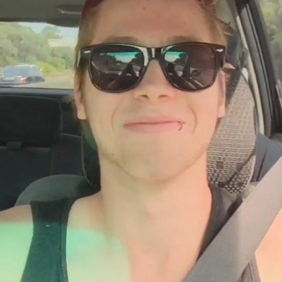 FOLLOW @lukesnandosSOS BC SHE GAVE U THIS FREE FOLLOW❤️❤️❤️
