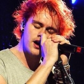 if you want a dm to 5sos ,@iwantyouluke123 follow her and ask:)