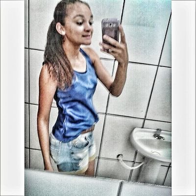 Sabe pq muita gente quebra a cara na vida?  Porque acredita no errado, duvida do certo, abandona o verdadeiro e valoriza o falso.•﹏•✌✌
