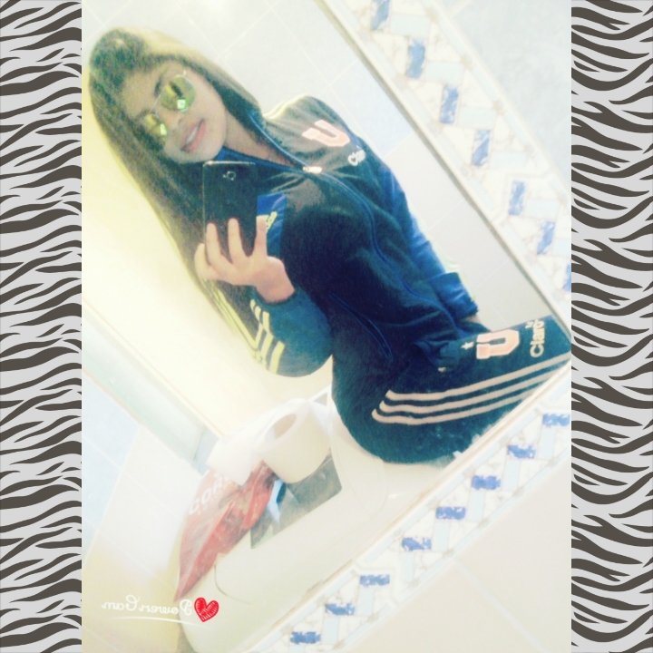 Feliz, Loca, Alegre y Adolescente.
Actualmente Modelo Dee La Tienda Resplandecer *-*