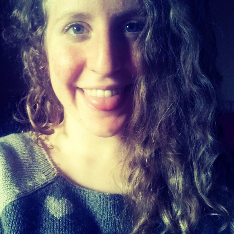 Hi!!:D My name's Carlotta,I'm 16 and I'm Italian;I love fantasy,reading,the nature,watching movies,Benedict Cumberbatch,Harry Potter,Lotr,The Hobbit and co ;)
