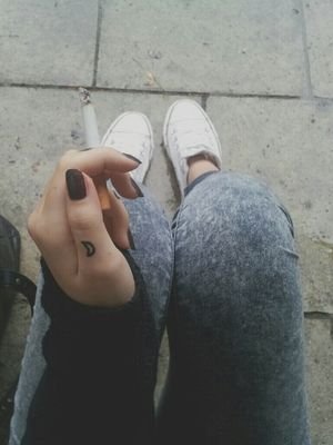 Tan rota que Roma la envidiaba, tan hundida que Venecia se ahogaba en ella. La puta ama: ▶▶ @lauwithstars ◀◀