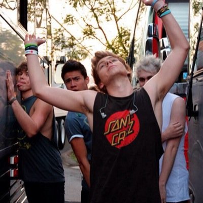 rowysofriends's profile picture. tweet me your rowyso tour date and location and ill match you up with another member of the 5sosfam that has the same date ((-: