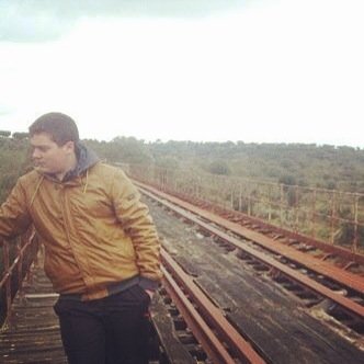 Viviendo la vida poco a poco Me gusta jugar a los dardos ir de pesca de caza y sobre todo ser feliz:)