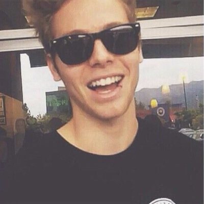 FOLLOW @lukesnandosSOS BECAUSE SHE GAVE YOU THIS FREE FOLLOW❤️❤️
