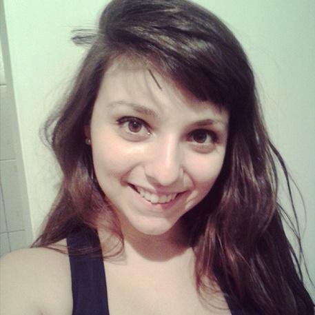 Sou Simplesmente a dá Foto*
α baixinha, dos cabelos castanhos, da pele brancquinha e dos olhos marrons . 
- aquela que
se contenta com um simples abraço