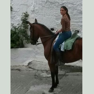 Enamorá del flamenco y los caballos. Nada mejor que la familia y los amigos, echando de menos a los que me cuídan desde el cielo ☾✡.