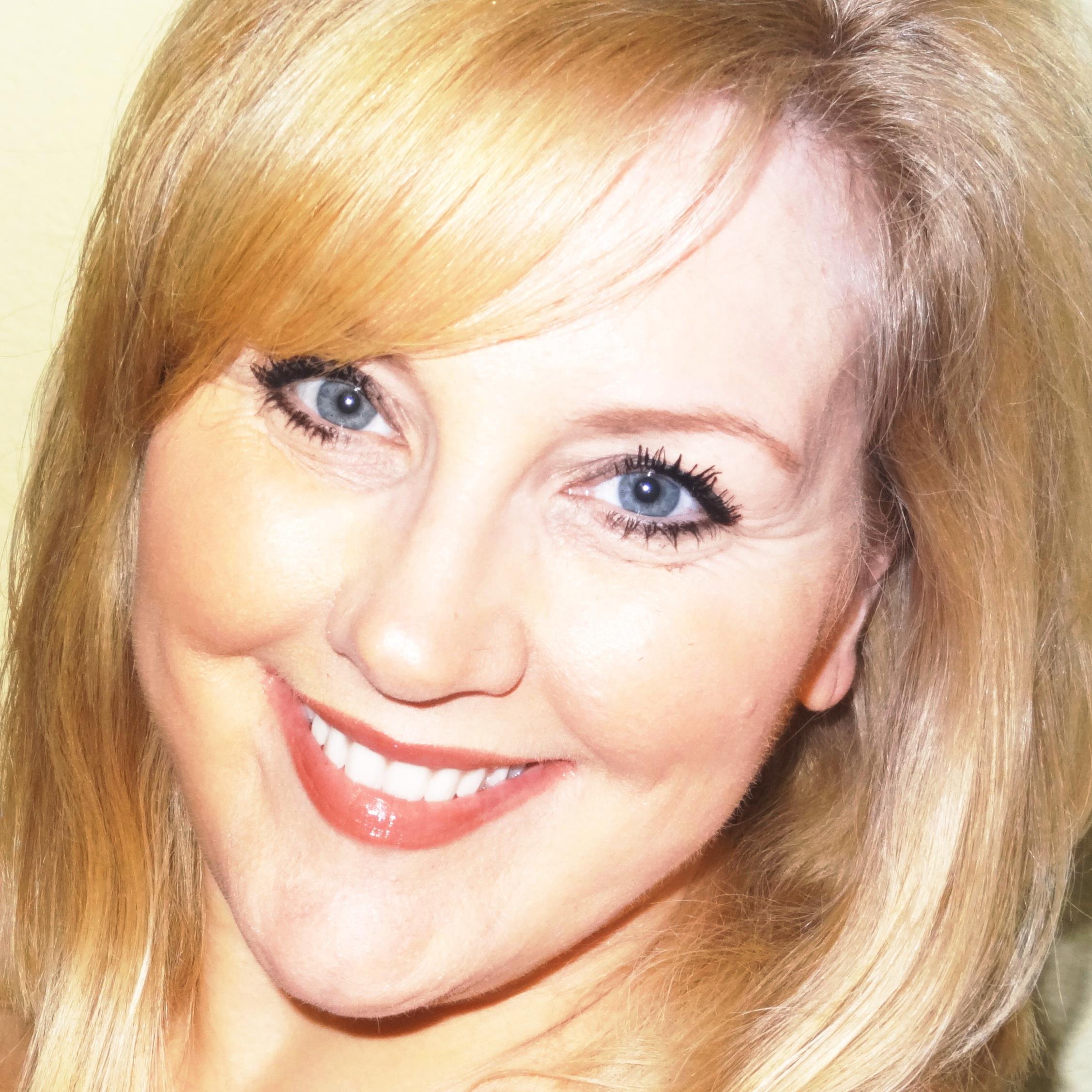 Professional Voice Talent/ Voice Overs/ Voicing for Commercials, Narration, AudioBooks, E-learning, Corporate Narration