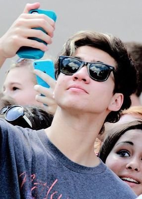 Ill be posting pictures of @Calum5SOS                                                  THIS ISNT A FREE FOLLOW     
my official fan account
@batmanhemmo1996