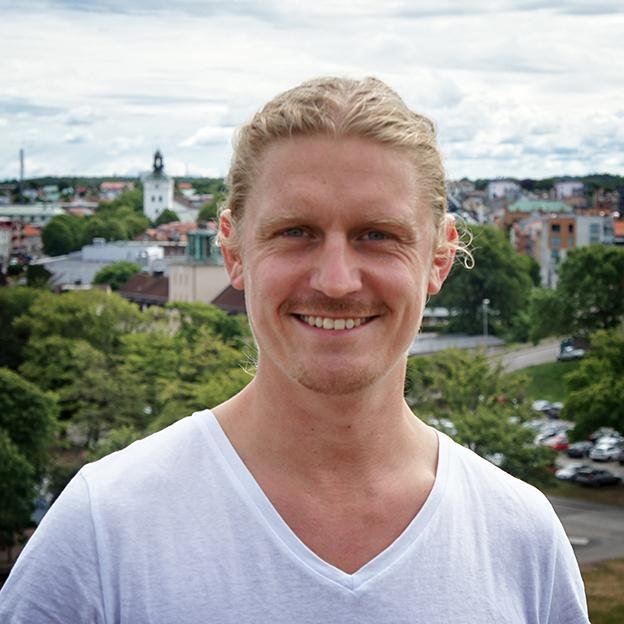 Filosof. Bakgrund från eventbranschen. Driver företag. Tänkare och praktiker. Älskar synteser. Engagerad av samhällsfrågor och personlig utveckling.