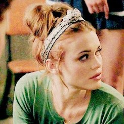 ❝Never frown, because someone could be falling in love with your smile.❞ A beautiful genius, and banshee. Unclaimed Daughter of Aphrodite. [#TeenWolf | #PJO]