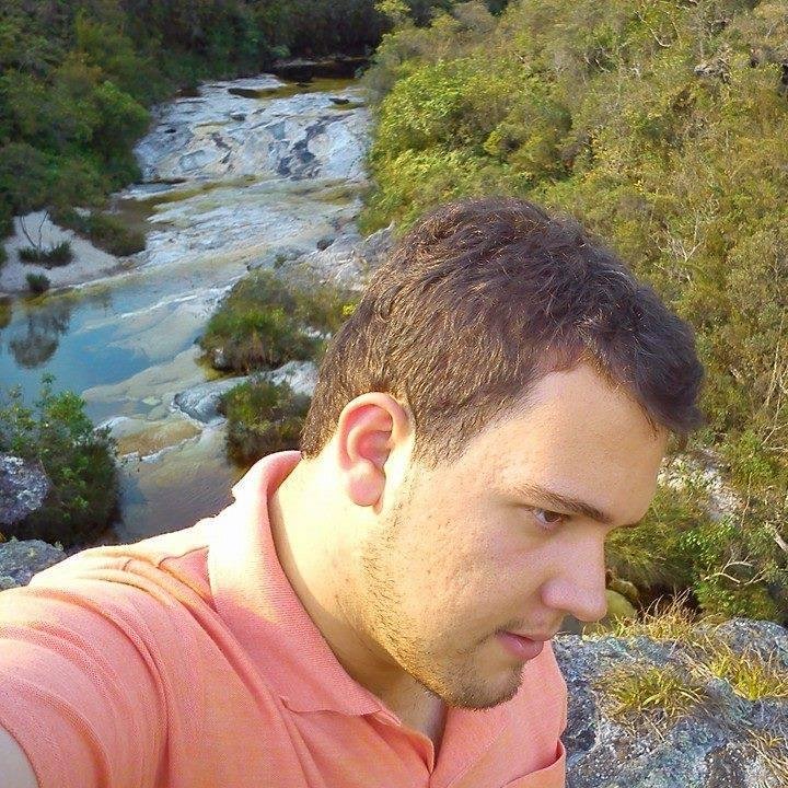 Estuda engenharia elétrica na Universidade Federal de juiz de Fora.