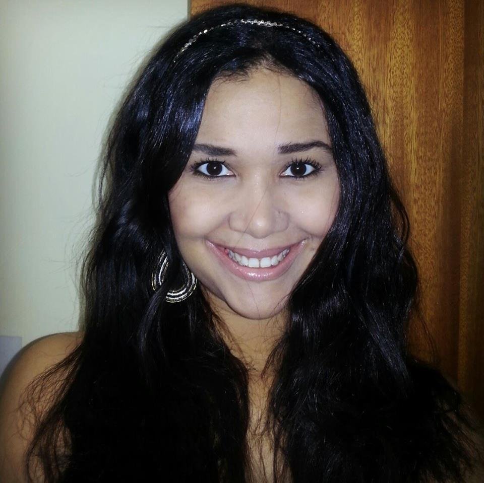 Sou totalmente de lua, meio mandona, extrovertida, brincalhona, às vezes tímida. Sou única ;)