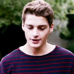 ❝Wait? Where's Anderson?❞ — Anthony Quinn ; Son of Nike ; Twin to @QuirkyVictory; 「#PercyJackson| #QuinnClan」