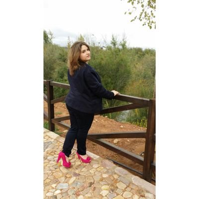 Con 19 años me gusta hacer lo que te y que nadiie me maneje, intento ser amable como buena amiga de mis amigos. Y sobre todo ¡¡Amo el flamenco!!